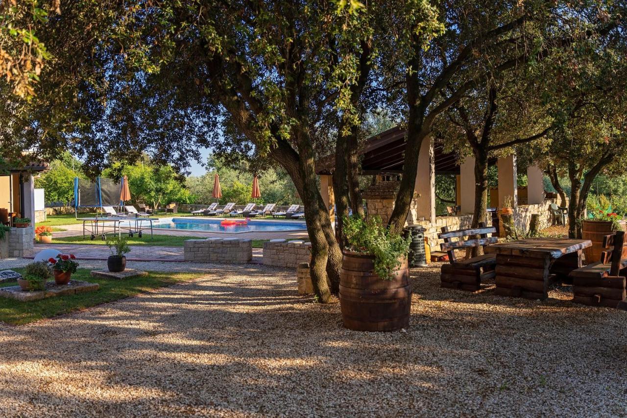 Guesthouse "Barboska" - Big Outdoor Swimming Pool & Private Tennis Court Vodnjan Kültér fotó