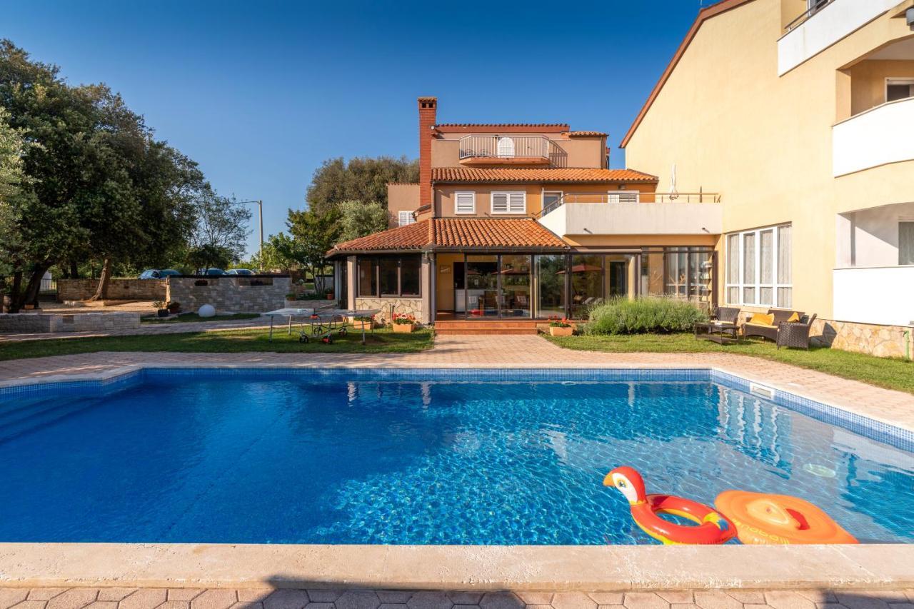 Guesthouse "Barboska" - Big Outdoor Swimming Pool & Private Tennis Court Vodnjan Kültér fotó