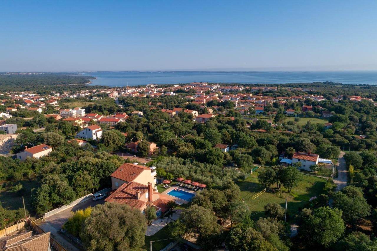 Guesthouse "Barboska" - Big Outdoor Swimming Pool & Private Tennis Court Vodnjan Kültér fotó