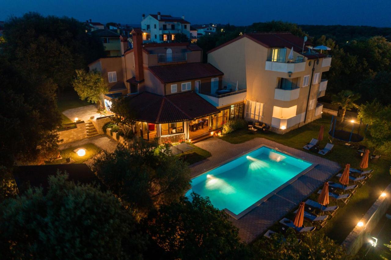 Guesthouse "Barboska" - Big Outdoor Swimming Pool & Private Tennis Court Vodnjan Kültér fotó