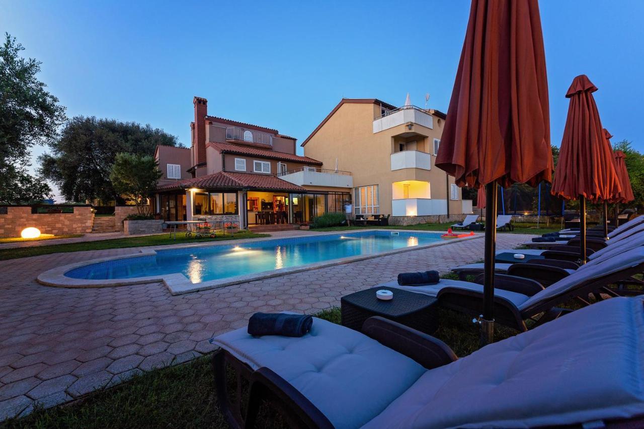 Guesthouse "Barboska" - Big Outdoor Swimming Pool & Private Tennis Court Vodnjan Kültér fotó