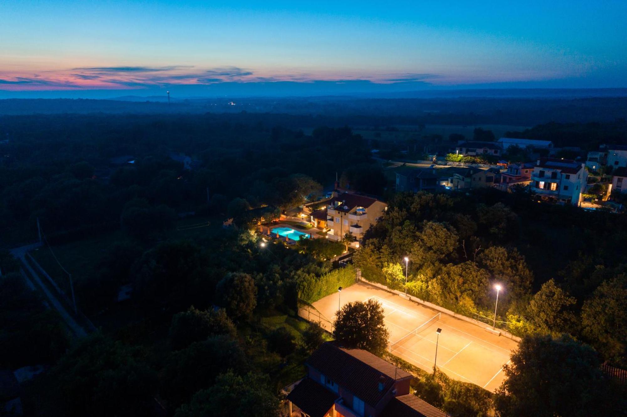 Guesthouse "Barboska" - Big Outdoor Swimming Pool & Private Tennis Court Vodnjan Kültér fotó