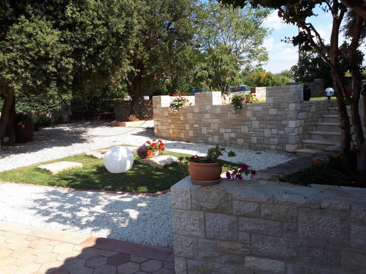 Guesthouse "Barboska" - Big Outdoor Swimming Pool & Private Tennis Court Vodnjan Kültér fotó